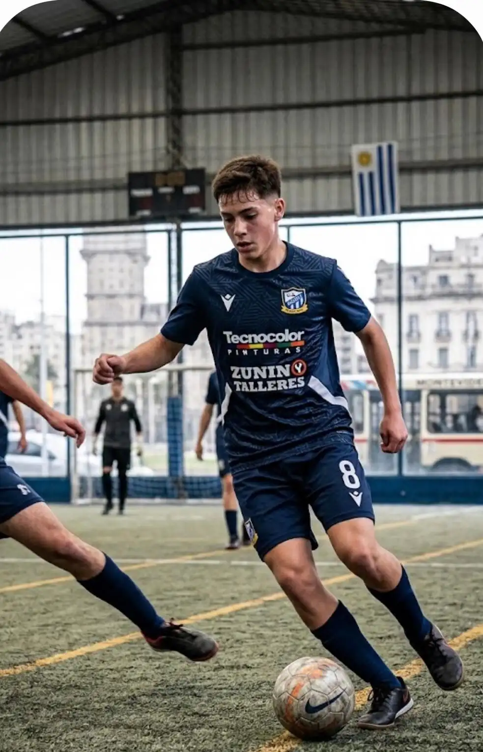 Camiseta de fútbol azul marino con los sponsors Tecnocolor Pinturas y Zunino Talleres estampados en el pecho