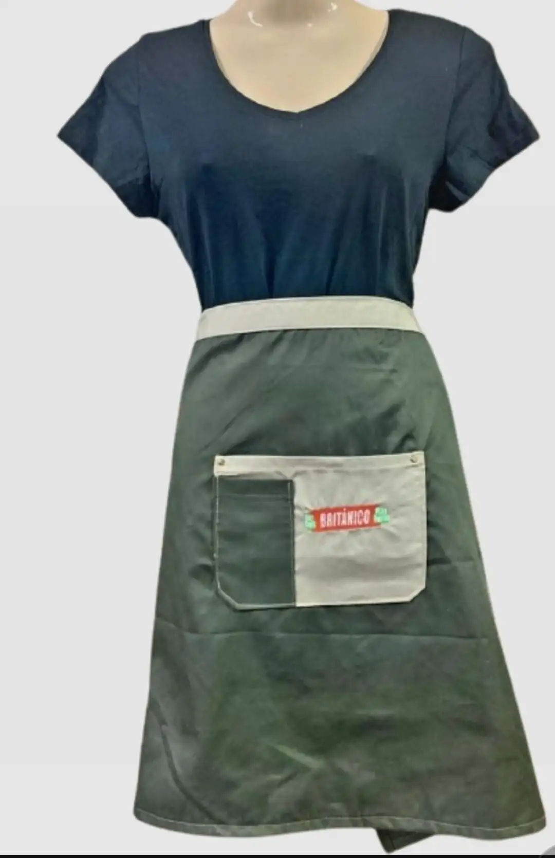 Delantal verde y gris con el logo Británico bordado en el bolsillo