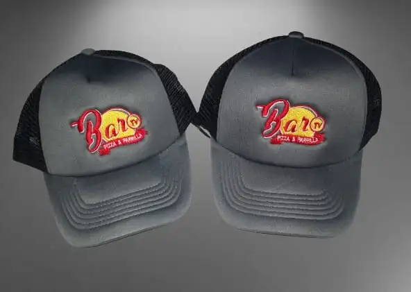 Dos gorras trucker grises y negras con el logo de Bar 71 bordado al frente