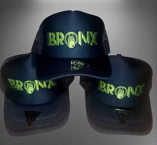Tres gorras trucker azul marino con el logo Bronx bordado en hilo verde flúor