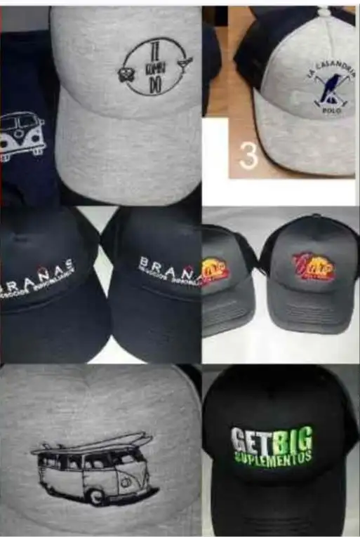 Seis gorras y jockeys bordados con logos de talleres, marcas y equipos, entre ellos GetBig y Bar 71