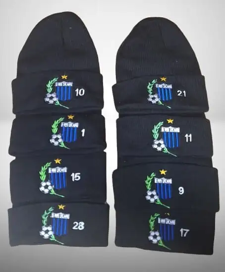 Ocho gorros de lana negros bordados con el escudo del club y el número de cada jugador
