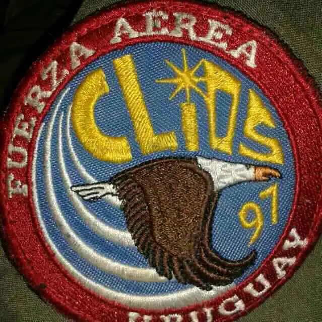 Parche bordado CLIIS 97 de la Fuerza Aérea Uruguaya, con un águila en vuelo sobre fondo celeste