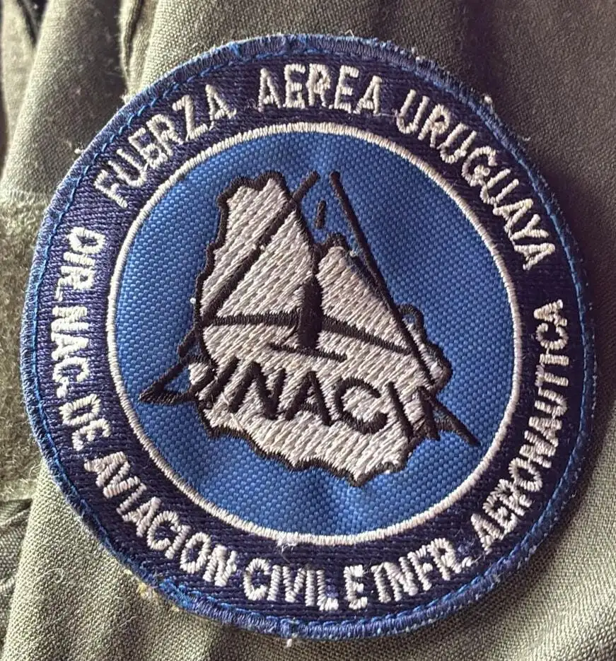 Parche bordado de la Dirección Nacional de Aviación Civil e Infraestructura Aeronáutica de la Fuerza Aérea Uruguaya