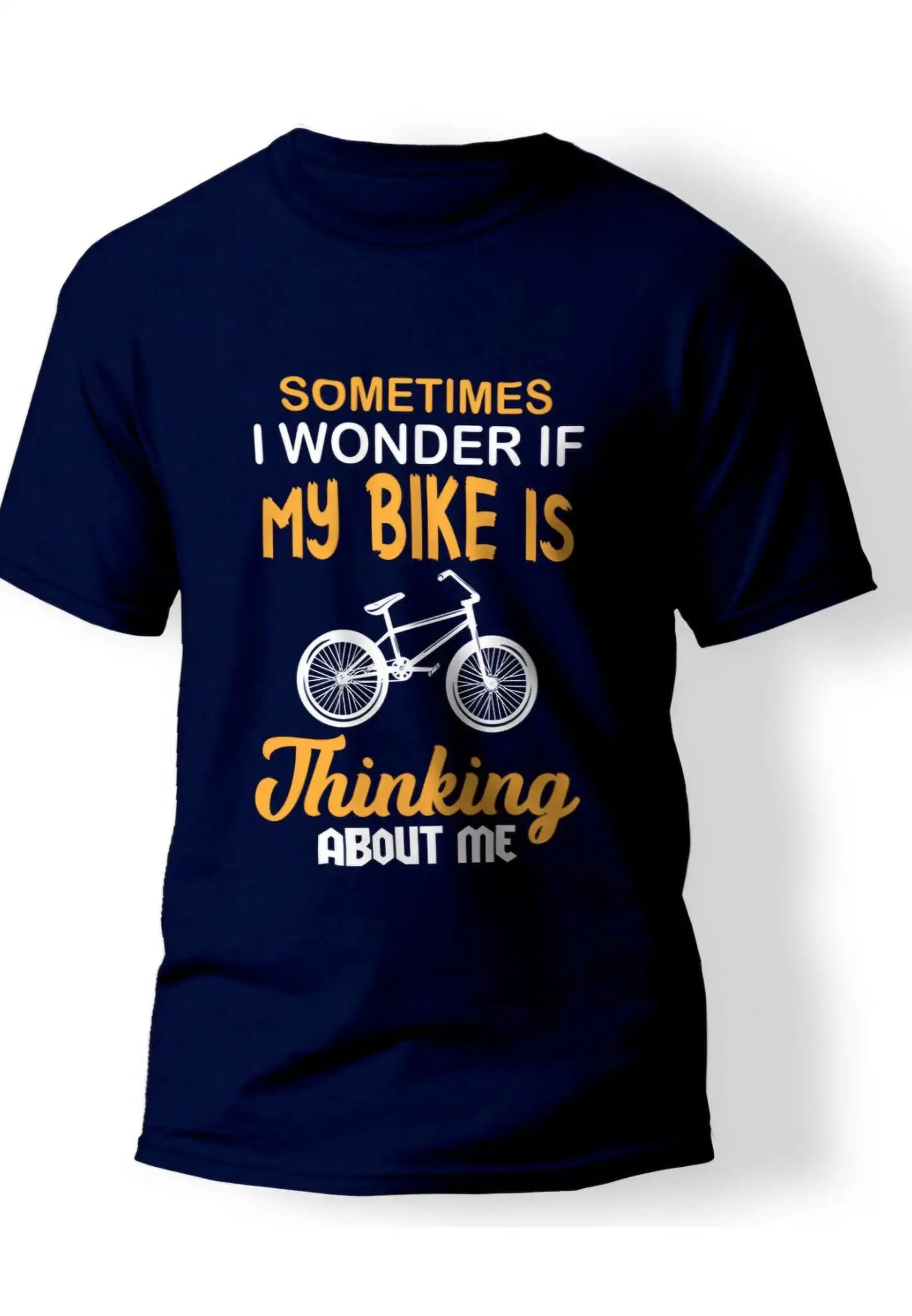 Remera azul marino con un diseño estampado de bicicleta y la frase “Sometimes I wonder if my bike is thinking about me”