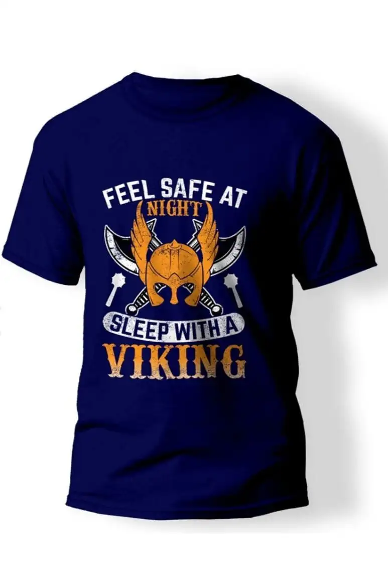 Remera azul marino con un diseño estampado de casco vikingo y la frase “Feel safe at night, sleep with a Viking”