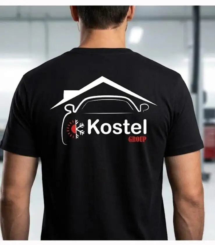 Remera negra con el logo de Kostel Group bordado en grande en la espalda
